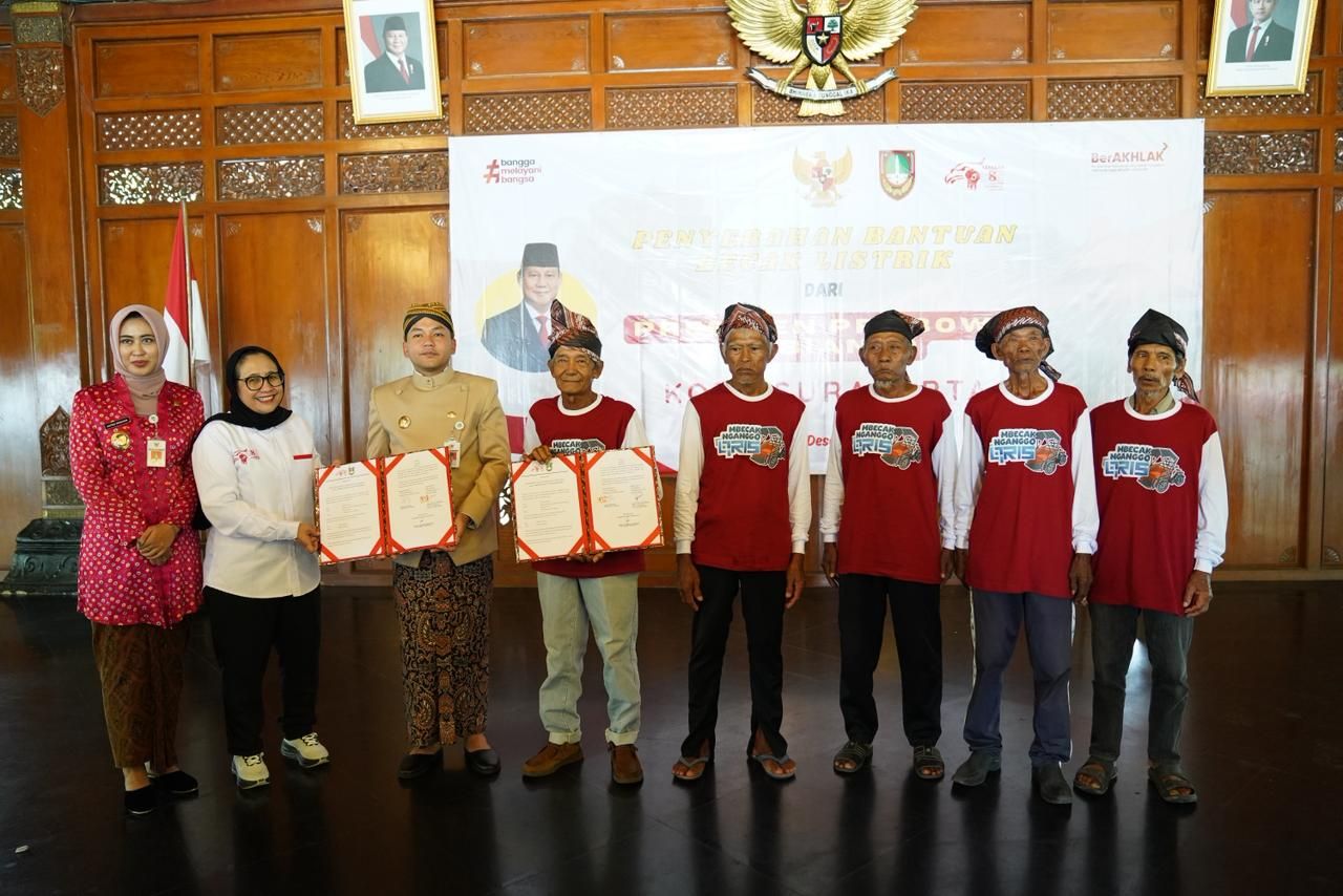 Yayasan Gerakan Solidaritas Nasional (GSN) kembali membagikan becak listrik bantuan dari Presiden Prabowo Subianto. Kali ini, sebanyak 200 unit dibagikan kepada penarik becak lanjut usia di Kota Solo, Jawa Tengah. Para penerima pun menyambutnya dengan sukacita dan menyampaikan terima kasih kepada Prabowo. <b>(dok)</b>
