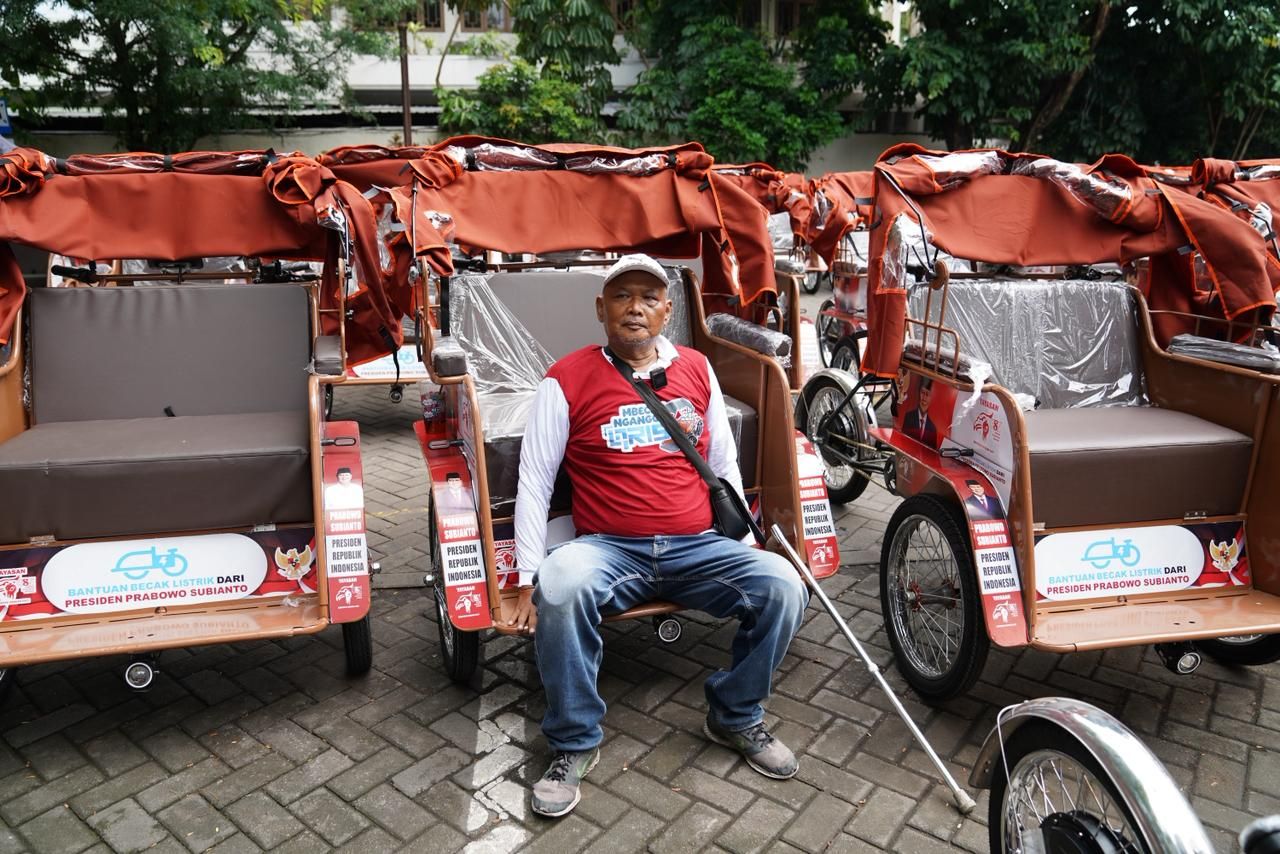 Yayasan Gerakan Solidaritas Nasional (GSN) kembali membagikan becak listrik bantuan dari Presiden Prabowo Subianto. Kali ini, sebanyak 200 unit dibagikan kepada penarik becak lanjut usia di Kota Solo, Jawa Tengah. Para penerima pun menyambutnya dengan sukacita dan menyampaikan terima kasih kepada Prabowo. <b>(dok)</b>