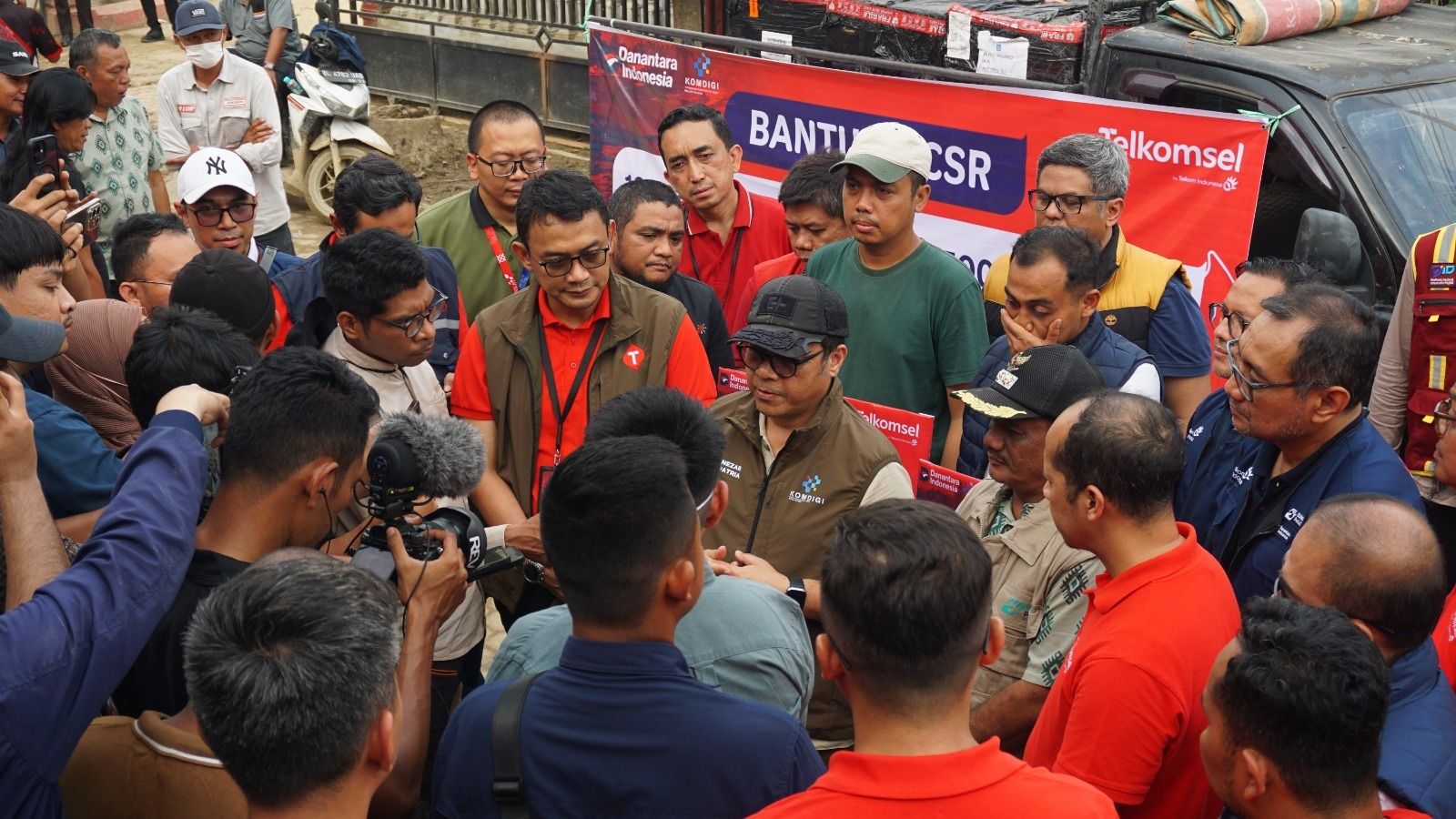 Direktur Network Telkomsel Indra Mardiatna bersama Wakil Mentri Komdigi Nezar Patria saat menyerahkan secara simbolis bantuan CSR kepada perwakilan dari kecamatan Kuala Simpang bapak Camat Cakra dan Perwakilan Camat Kecamatan Karang Baru bapak Fajil  <b>(Telkomsel)</b>