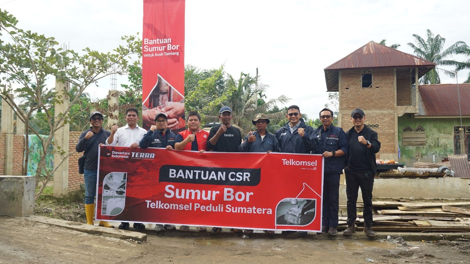Direktur Network Telkomsel Indra Mardiatna bersama Wakil Mentri Komdigi Nezar Patria saat menyerahkan secara simbolis bantuan CSR kepada perwakilan dari kecamatan Kuala Simpang bapak Camat Cakra dan Perwakilan Camat Kecamatan Karang Baru bapak Fajil  <b>(Telkomsel)</b>