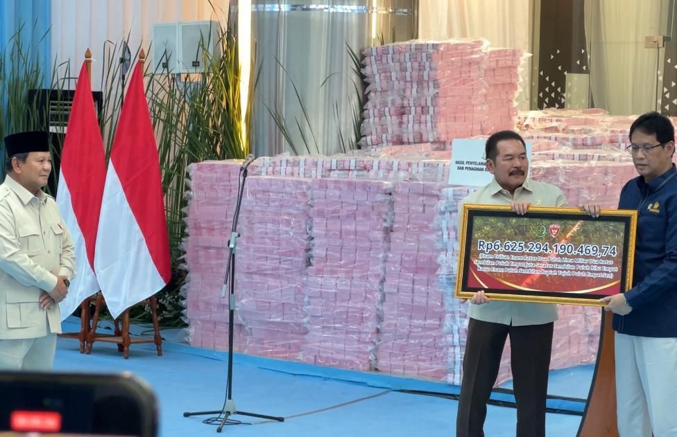 Presiden Prabowo Subianto saat menyaksikan penyerahan duit Rp6,6 triliun hasil rampasan Satgas PKH.  <b>(NTVNews.id)</b>