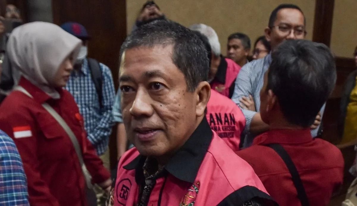 Terdakwa kasus dugaan korupsi tata kelola minyak mentah dan produk kilang pada PT Pertamina Subholding dan Kontraktor Kontrak Kerja Sama (KKKS) tahun 2018&acirc;??2023 Alfian Nasution berjalan keluar ruangan usai sidang dakwaan di Pengadilan Tipikor, Jakar <b>(Antara)</b>