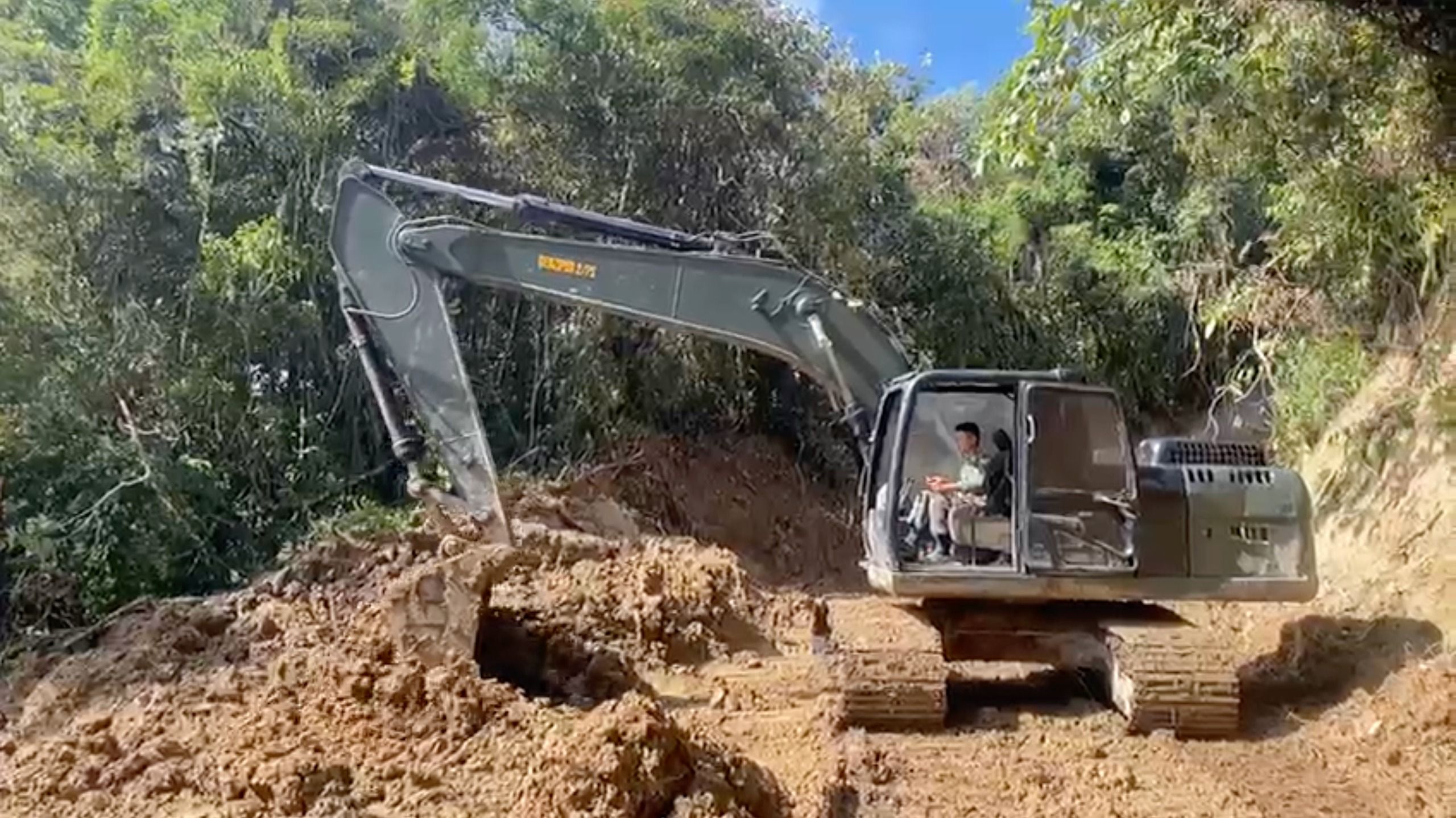 TNI Dikerahkan Buka Akses Jalan di Kabupaten Agam