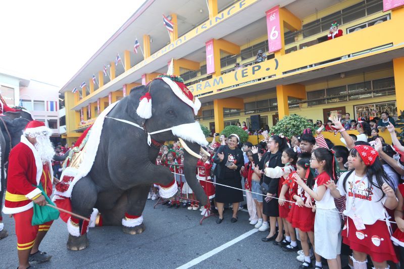Seekor gajah dengan kostum bertema Natal berinteraksi dengan para siswa dalam perayaan Natal di sebuah sekolah di Ayutthaya, Thailand, pada 24 Desember 2025. ANTARA/Xinhua/Rachen Sageamsak <b>(Antara)</b>