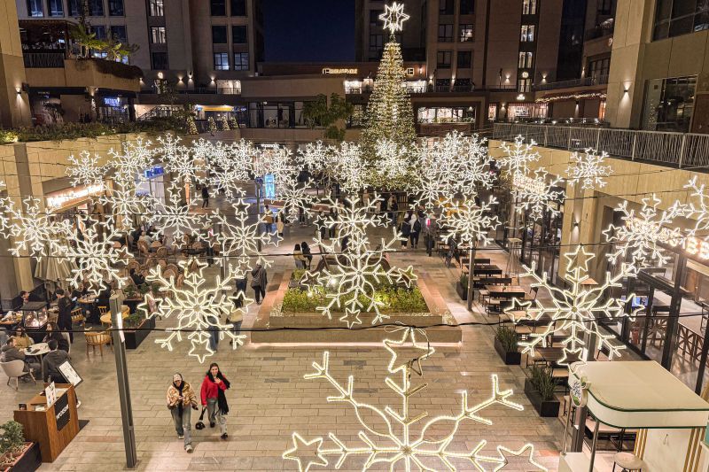 Orang-orang mengagumi lampu-lampu hias di sebuah pusat perbelanjaan di Kairo, Mesir, 24 Desember 2025. ANTARA/Xinhua/Ahmed Gomaa <b>(Antara)</b>