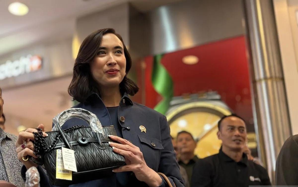 Menteri Pariwisata Widiyanti Putri Wardhana memeriksa kualitas produk yang diberi diskon dalam sebuah pusat perbelanjaan di Jakarta, Jumat 26 Desember 2025. (ANTARA/Hreeloita Dharma Shanti) <b>(Antara)</b>