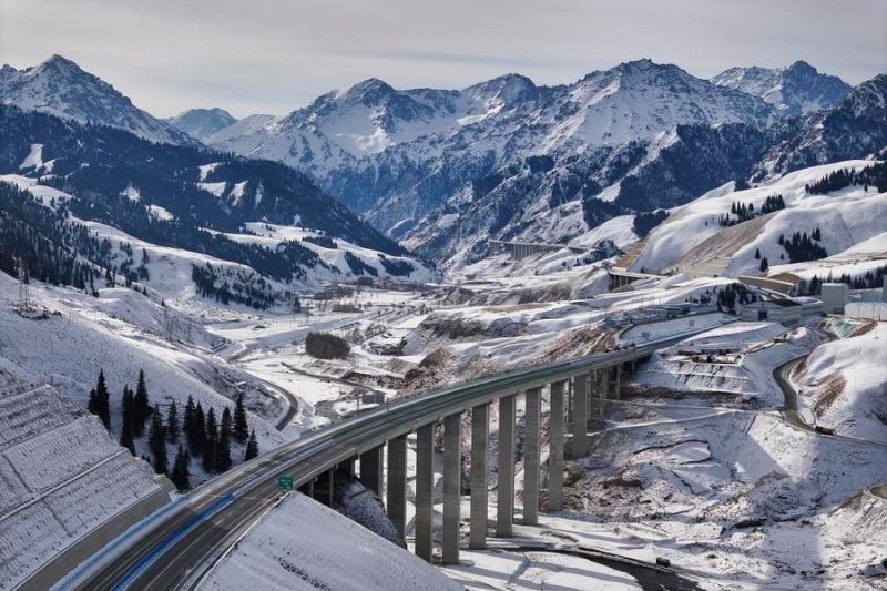 Foto dari udara yang diabadikan menggunakan drone pada 20 Desember 2025 ini menunjukkan sebuah jembatan di Jalan Tol Urumqi-Yuli di Daerah Otonom Uighur Xinjiang, China barat laut. ANTARA/Xinhua/Hu Huhu. <b>(Antara)</b>