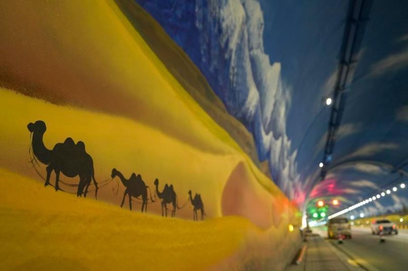 Foto yang diabadikan pada 20 Desember 2025 ini menunjukkan Terowongan Shengli Tianshan di Jalan Tol Urumqi-Yuli di Daerah Otonom Uighur Xinjiang, China barat laut. ANTARA/Xinhua/Hu Huhu. <b>(Antara)</b>