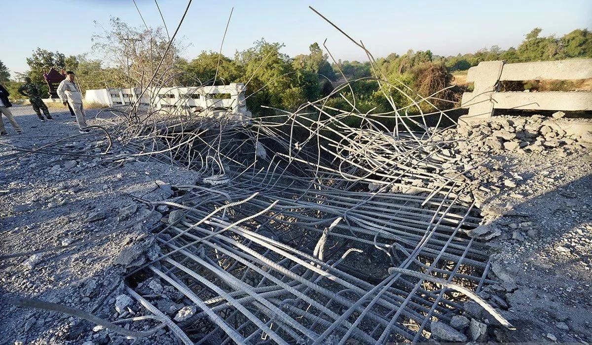 Sebuah jembatan beton yang hancur terlihat di daerah perbatasan antara distrik Chong Kal di provinsi Oddar Meanchey dan distrik Srei Snam di provinsi Siem Reap, Kamboja, Sabtu 20 Desember 2025. ANTARA/Xinhua/HO-Agence Kampuchea Presse/aa. <b>(Antara)</b>