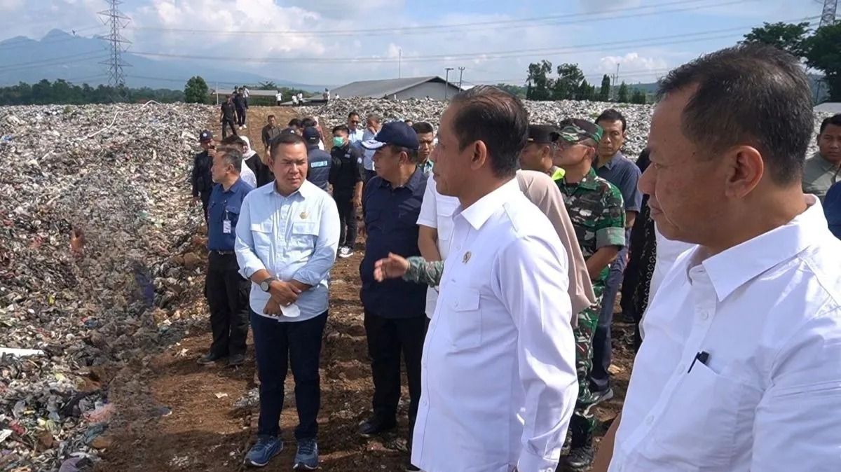 Menteri Lingkungan Hidup/Kepala Badan Pengendalian Lingkungan Hidup Hanif Faisol Nurofiq didampingi Bupati Kudus Sam'ani Intakoris dan Ketua DPRD Kudus Masan saat meninjau Tempat Pemprosesan Akhir Sampah (TPA) Tanjungrejo, Kecamatan Jekulo, Kabupaten <b>(Antara)</b>