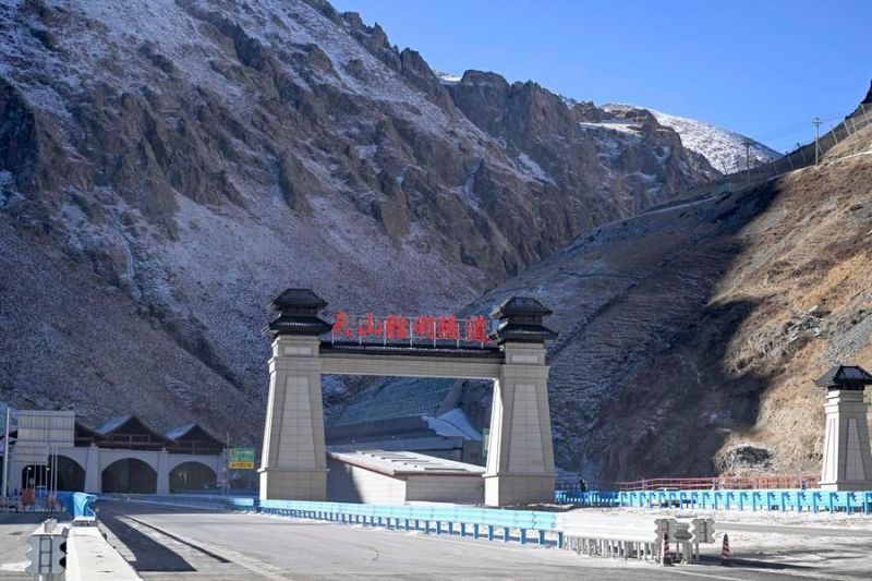Foto yang diabadikan pada 23 Desember 2025 ini menunjukkan Terowongan Shengli Tianshan di Jalan Tol Urumqi-Yuli di Daerah Otonom Uighur Xinjiang, China barat laut. ANTARA/Xinhua/Wang Fei. <b>(Antara)</b>