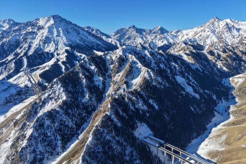Foto dari udara yang diabadikan menggunakan drone pada 20 Desember 2025 ini menunjukkan sebuah jembatan di Jalan Tol Urumqi-Yuli di Daerah Otonom Uighur Xinjiang, China barat laut. ANTARA/Xinhua/Hu Huhu. <b>(Antara)</b>