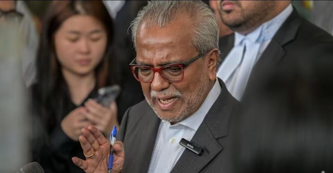 Pengacara Najib Razak, Muhammad Shafee Abdullah, pada konferensi pers di lobi pengadilan Kuala Lumpur pada 22 Desember 2025. (Foto: CNA/Fadza Ishak) <b>(CNA)</b>