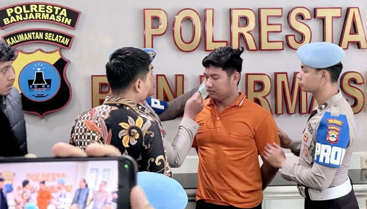 Bripda Muhammad Seili (kedua kanan), anggota Polres Banjarbaru, diborgol petugas atas dugaan pembunuhan terhadap mahasiswi Universitas Lambung Mangkurat (ULM) berinisial ZD (20) saat konferensi pers di Polresta Banjarmasin, Kalimantan Selatan, Jumat, <b>(Antara)</b>