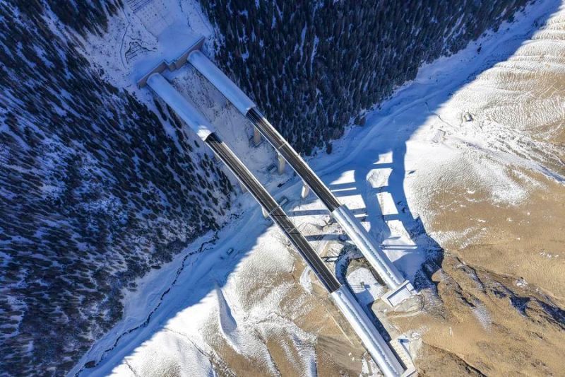 Foto dari udara yang diabadikan menggunakan drone pada 20 Desember 2025 ini menunjukkan Jalan Tol Urumqi-Yuli di Daerah Otonom Uighur Xinjiang, China barat laut. (Xinhua/Hu Huhu <b>(Antara)</b>