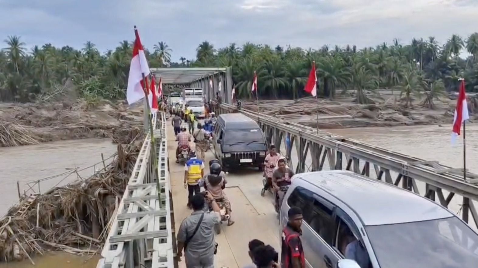 Pemerintah mencatat telah merampungkan 10 jembatan darurat (Bailey) di tiga provinsi terdampak Bencana, yakni Aceh, Sumatra Barat, dan Sumatra Utara. Seluruh jembatan tersebut sudah bisa dilalui masyarakat dan menghubungkan kembali wilayah yang sebel <b>(dok)</b>