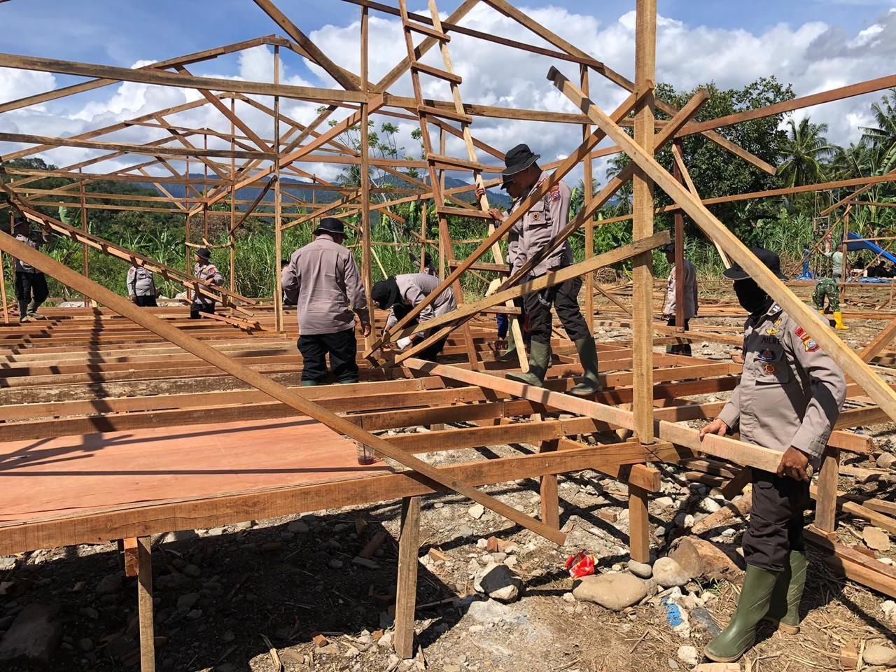 TNI-Polri membangun hunian sementara untuk korban bencana di Pulau Sumatra. 