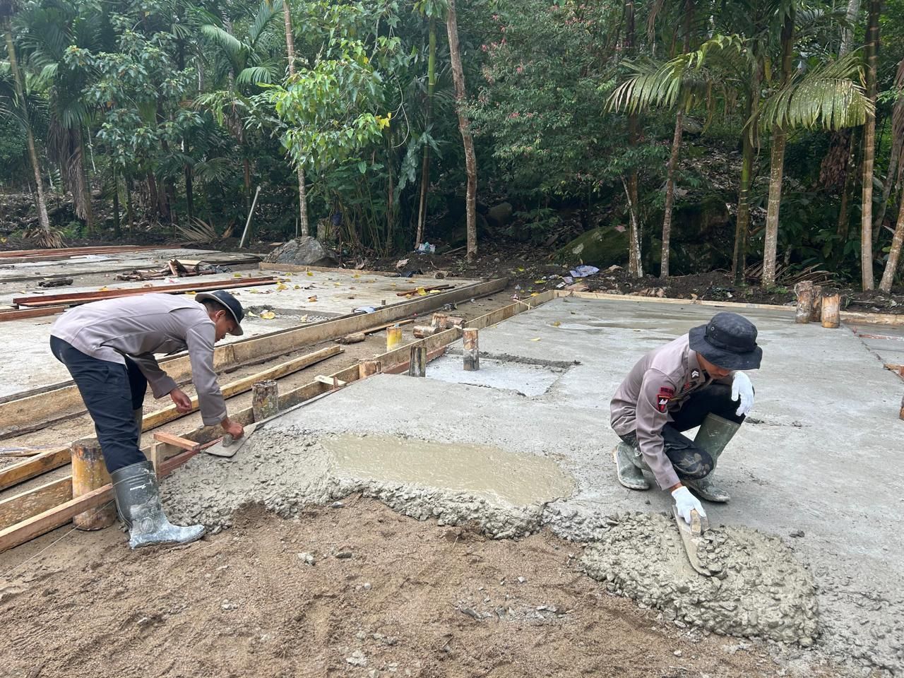 Petugas Brimob Polri membangun huntara untuk korban bencana di Sumatra. 