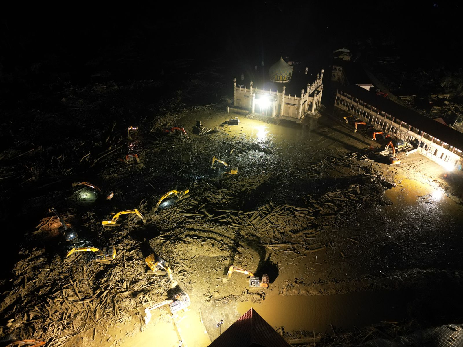 Pemerintah terus bersihkan masjid yang juga pondok pesantren di Aceh Tamiang yang viral di media sosial. 