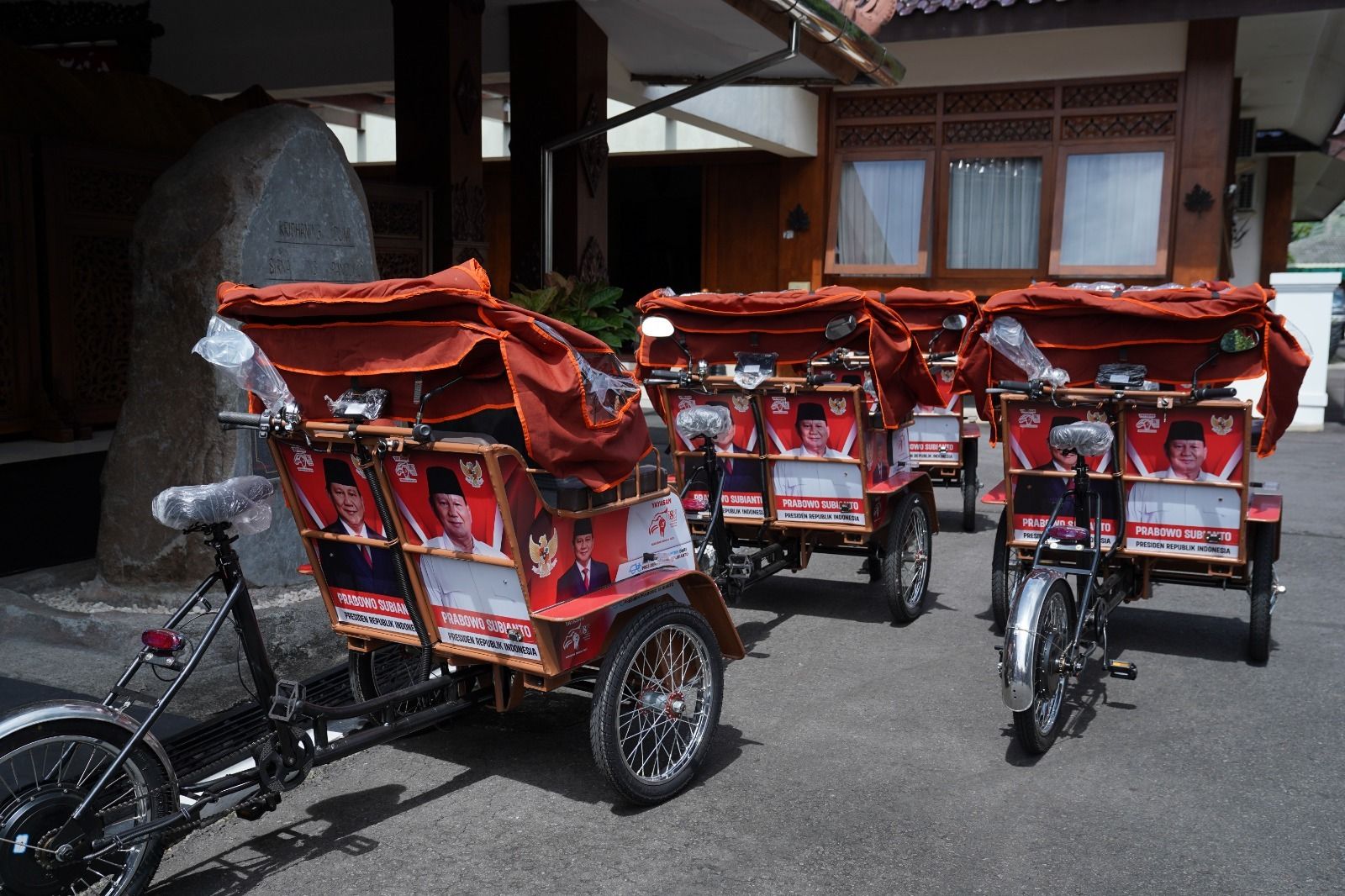 Lansia terima Becak Listrik dari Prabowo <b>(Dok: NTVNews.id)</b>