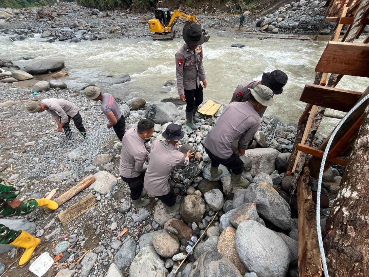 TNI-Polri Berbagi Tugas Bangun Jembatan Darurat di Agam <b>(Dok: NTVNews.id)</b>