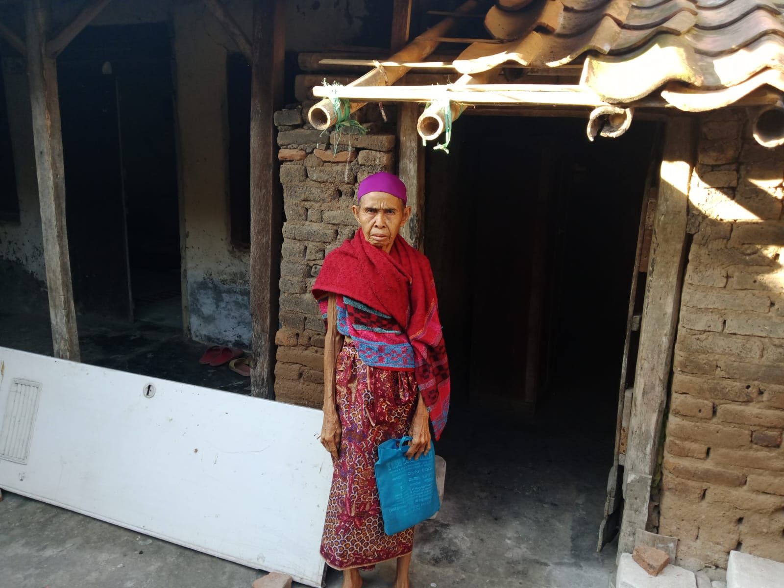 -Kepedulian Kapolri terhadap Nenek 75 Tahun Sebatangkara, Bangunkan Rumah yang Layak Huni