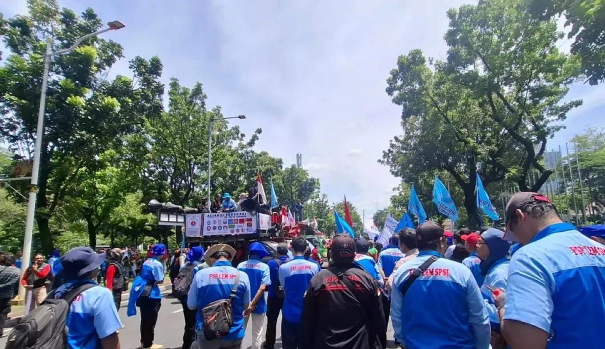 Suasana aksi unjuk rasa terkait UMP 2026 di depan Balai Kota Jakarta, Senin 17 November 2025. (ANTARA/Lifia Mawaddah Putri.) <b>(Antara)</b>