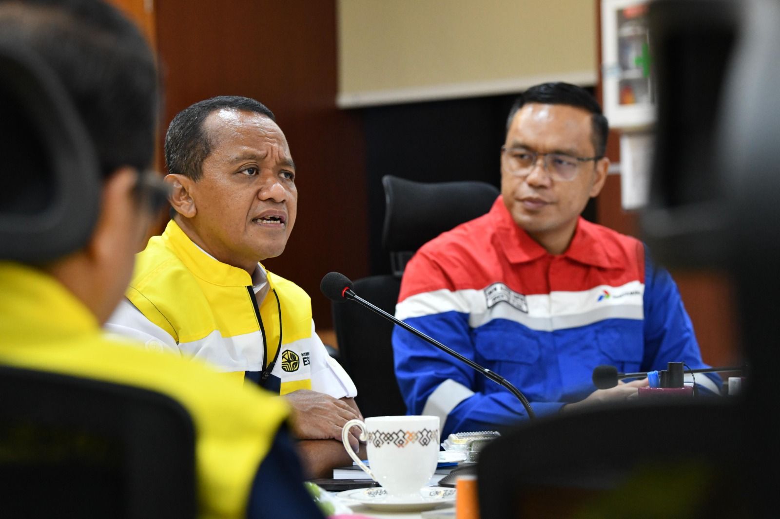 Menteri ESDM Bahlil Lahadalia memberikan sambutan di acara Kunjungan Satgas Nataru di Intergrated Terminal Jakarta, pada Minggu, 28 Desember 2025