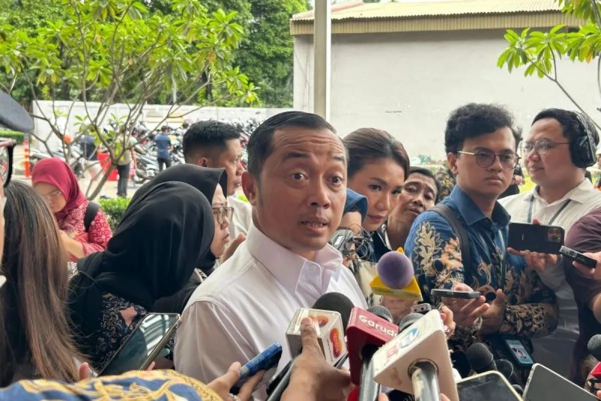 Ketua DPP Partai Gerindra Prasetyo Hadi memberikan keterangan usai menghadiri konferensi pers Pemulihan dan Rencana Strategis Pascabencana di Lanud Halim Perdanakusuma, Jakarta, Senin 29 Desember 2025. ANTARA/Maria Cicilia Galuh <b>(Antara)</b>