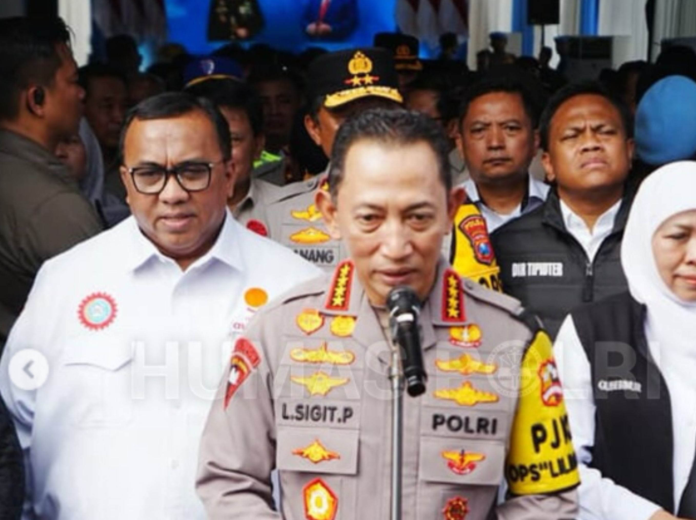 Kapolri Jenderal Polisi Drs. Listyo Sigit Prabowo, M.Si., berziarah ke makam Marsinah di Nganjuk sekaligus melakukan groundbreaking Museum Pahlawan Nasional Buruh sebagai bentuk penghormatan atas perjuangannya membela hak pekerja. Dalam kegiatan di N <b>(IG HUMAS POLRI)</b>