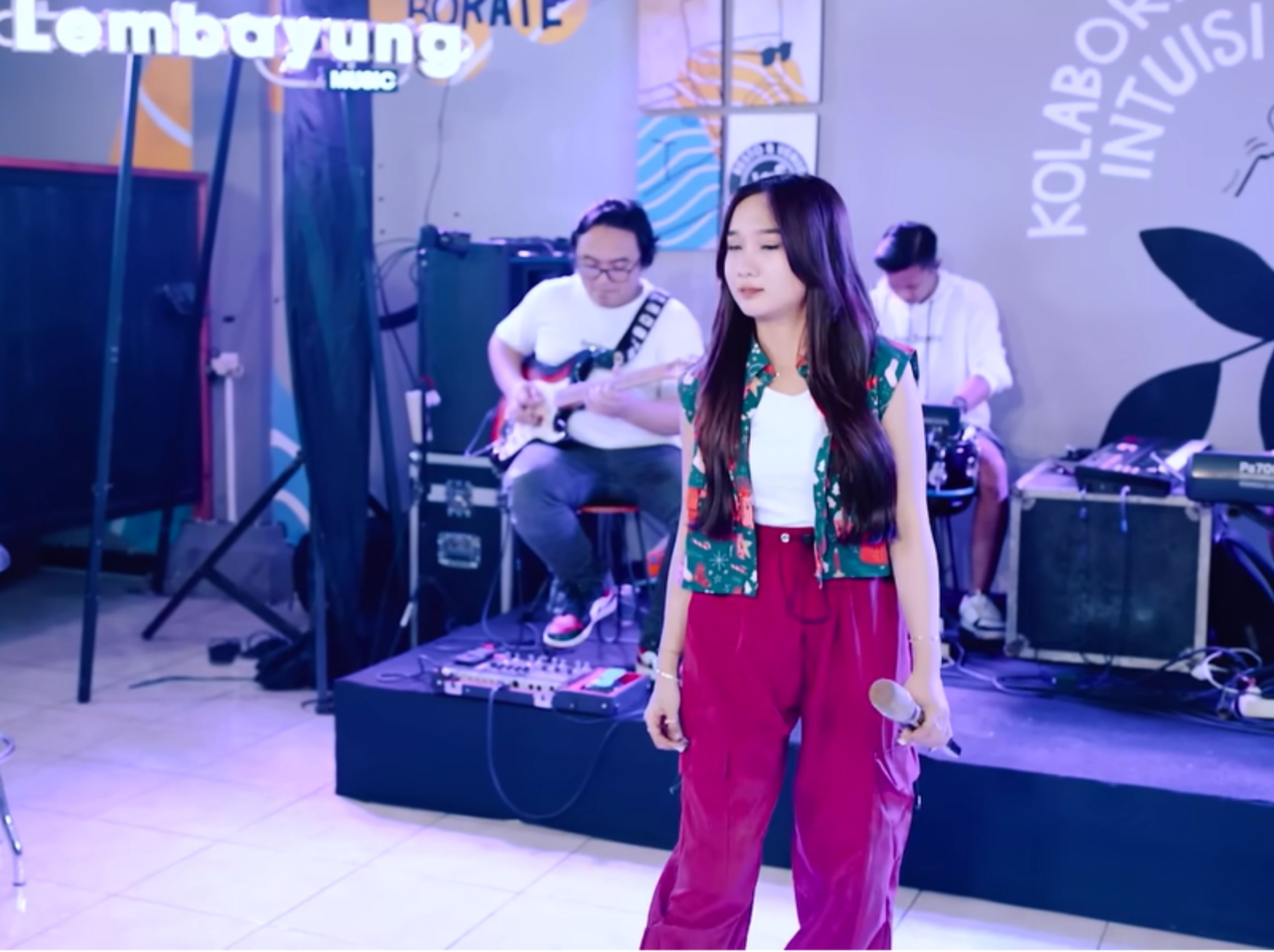 Diva Hani adalah penyanyi dangdut muda berbakat dari Blitar, Jawa Timur, lahir 17 April 2004, yang dikenal lewat lagu viral "Pindo Ah Ah" dan sering tampil bersama OM Savana, memulai karier sejak SMP, dan kini populer di media sosial serta panggung off-air. <b>(YOUTUBE TA PRO)</b>