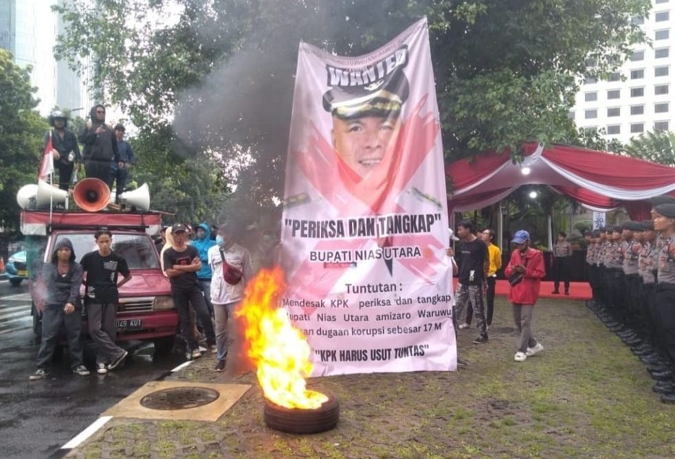 Kejagung dan KPK diminta mengusut pinjaman Rp 75 miliar Bupati Nias Utara ke Bank Sumut. 