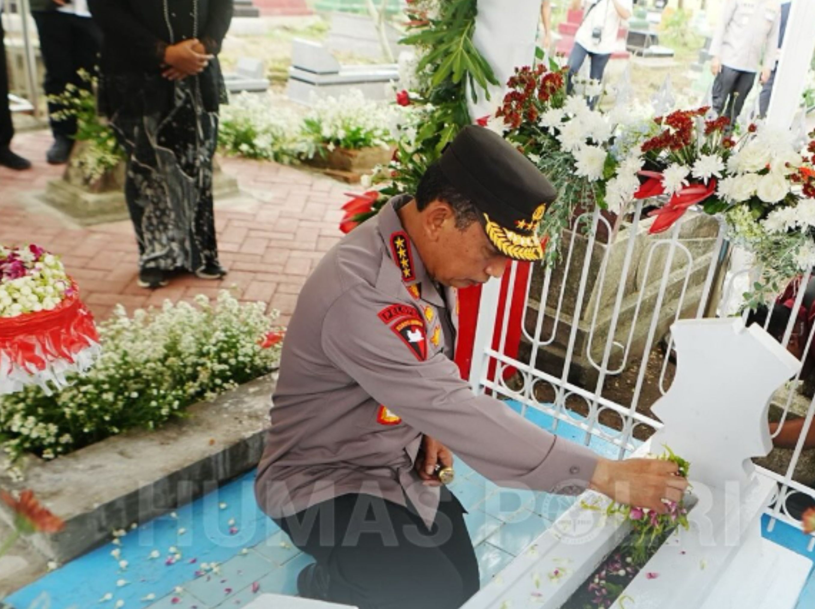 Kapolri Jenderal Polisi Drs. Listyo Sigit Prabowo, M.Si., berziarah ke makam Marsinah di Nganjuk sekaligus melakukan groundbreaking Museum Pahlawan Nasional Buruh sebagai bentuk penghormatan atas perjuangannya membela hak pekerja. Dalam kegiatan di N <b>(IG HUMAS POLRI)</b>
