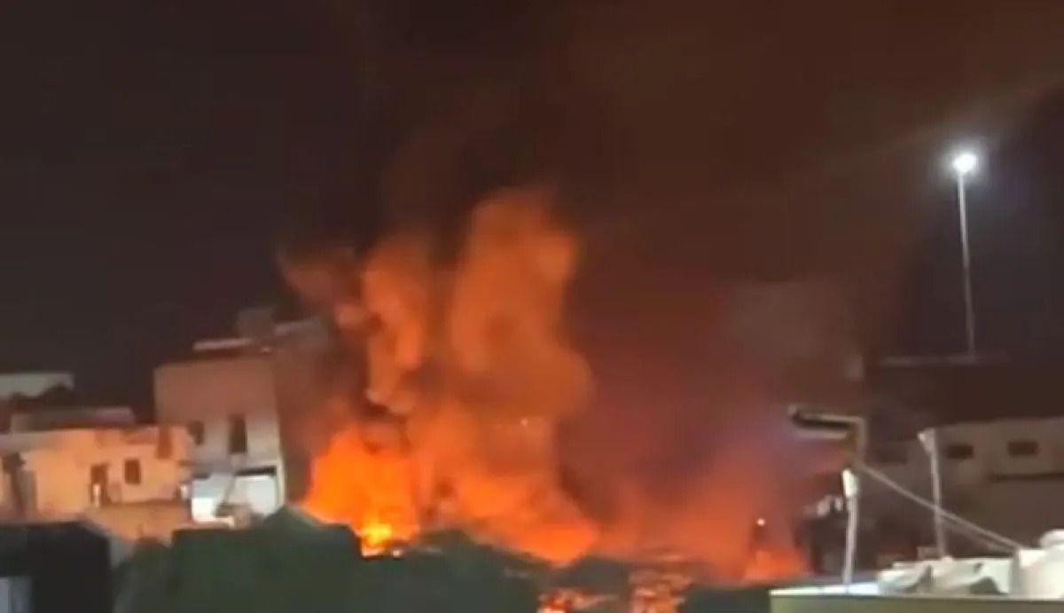 Tangkapan layar menunjukkan kebakaran akibat serangan udara oleh jet tempur Arab Saudi di Pelabuhan Mukalla, Hadramout, Yaman, 30 Desember 2025. (ANTARA/Xinhua/Stringer/aa) <b>(Antara)</b>