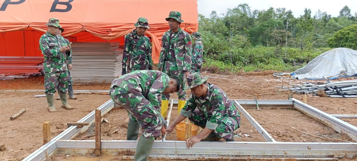 Tim dari PU, prajurit TNI,  BNPB, dan warga bergotong royong mempercepat pembangunan rumah hunian sementara di Sumatera Barat, pasca-bencana banjir dan longsor.   <b>(Badan Komunikasi Pemerintah (Bakom RI))</b>