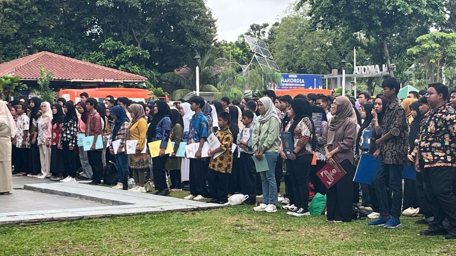 Pramono Serahkan Pemutihan Ijazah Tahap 5 pada 2.753 siswa <b>(NTVNews.id/Adiansyah)</b>