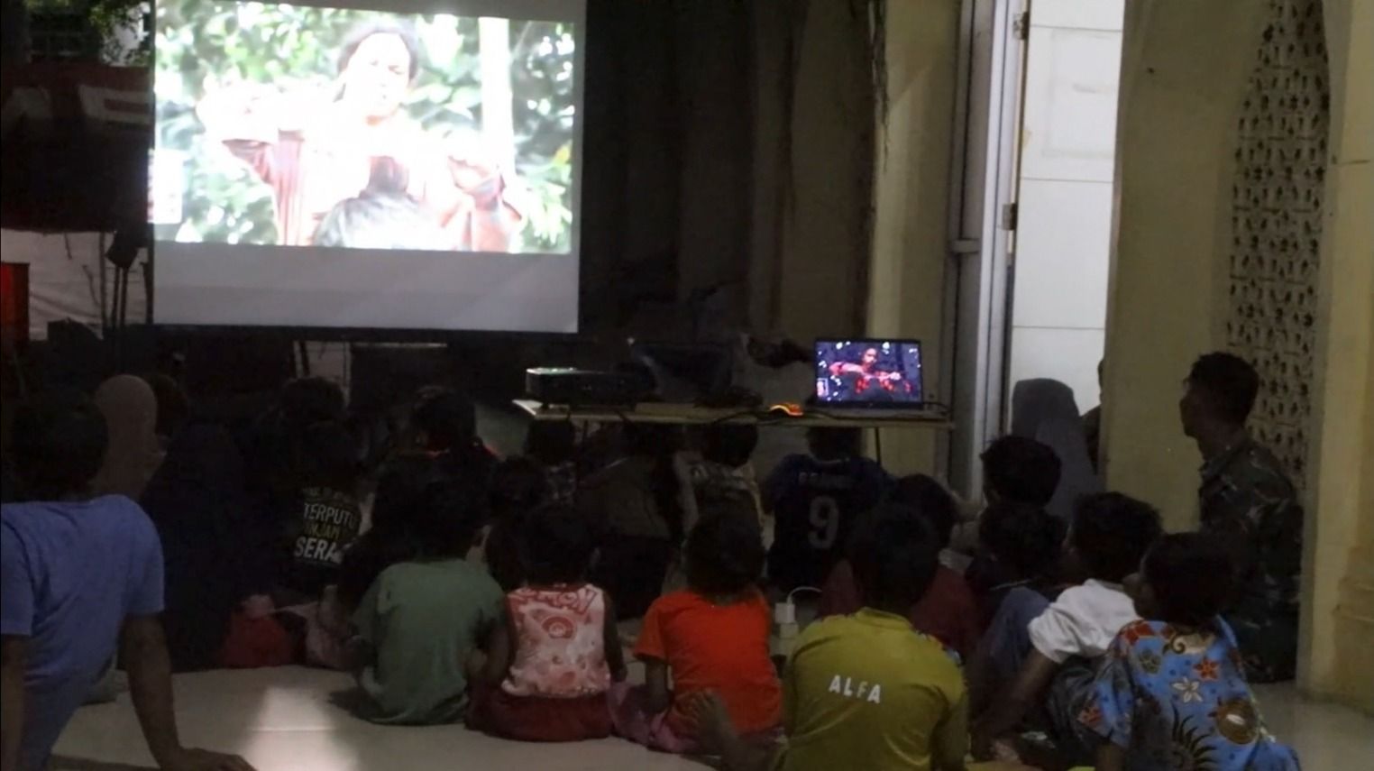 Anak-Anak Antusias Nonton Film Bareng TNI di Pidie Jaya Aceh <b>(Satgas Penanggulangan Bencana Alam (Gulbencal))</b>