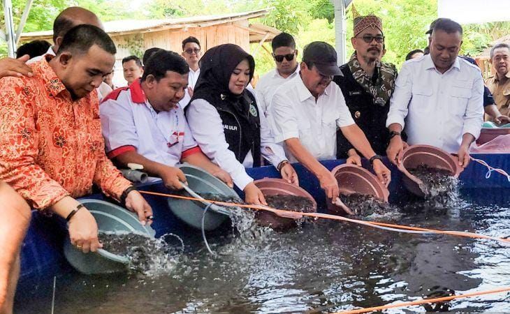 Menteri Kelautan dan Perikanan Sakti Wahyu Trenggono dan Bupati Yusuf Rio Wahyu Prayogo tebar benih lele di Desa Olean, Situbondo, Jatim. Selasa 30 Desember 2025 ANTARA/Novi Husdinariyanto <b>(Antara)</b>