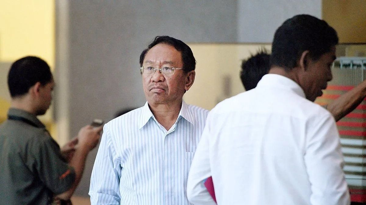 Arsip. Tersangka mantan Bupati Konawe Utara Aswad Sulaiman (tengah), bersiap meninggalkan gedung KPK usai diperiksa di Jakarta, Selasa, 17 Oktober 2017. ANTARA FOTO/Sigid Kurniawan/ama/aa. <b>(Antara)</b>