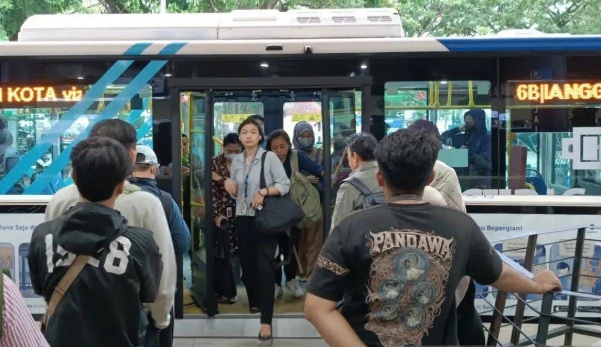 Ilustrasi - Sejumlah penumpang saat turun dari bus Transjakarta di Halte Balaikota Jakarta. ANTARA/Khaerul Izan/am. <b>(Antara)</b>