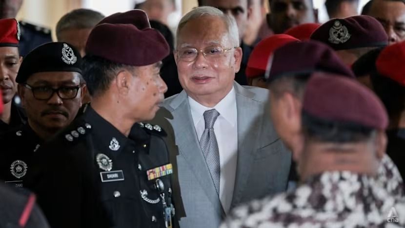 Mantan Perdana Menteri Malaysia Najib Razak terlihat di sini meninggalkan Pengadilan Tinggi Kuala Lumpur pada 22 Desember 2025. (Foto: CNA/Fadza Ishak) <b>(CNA)</b>