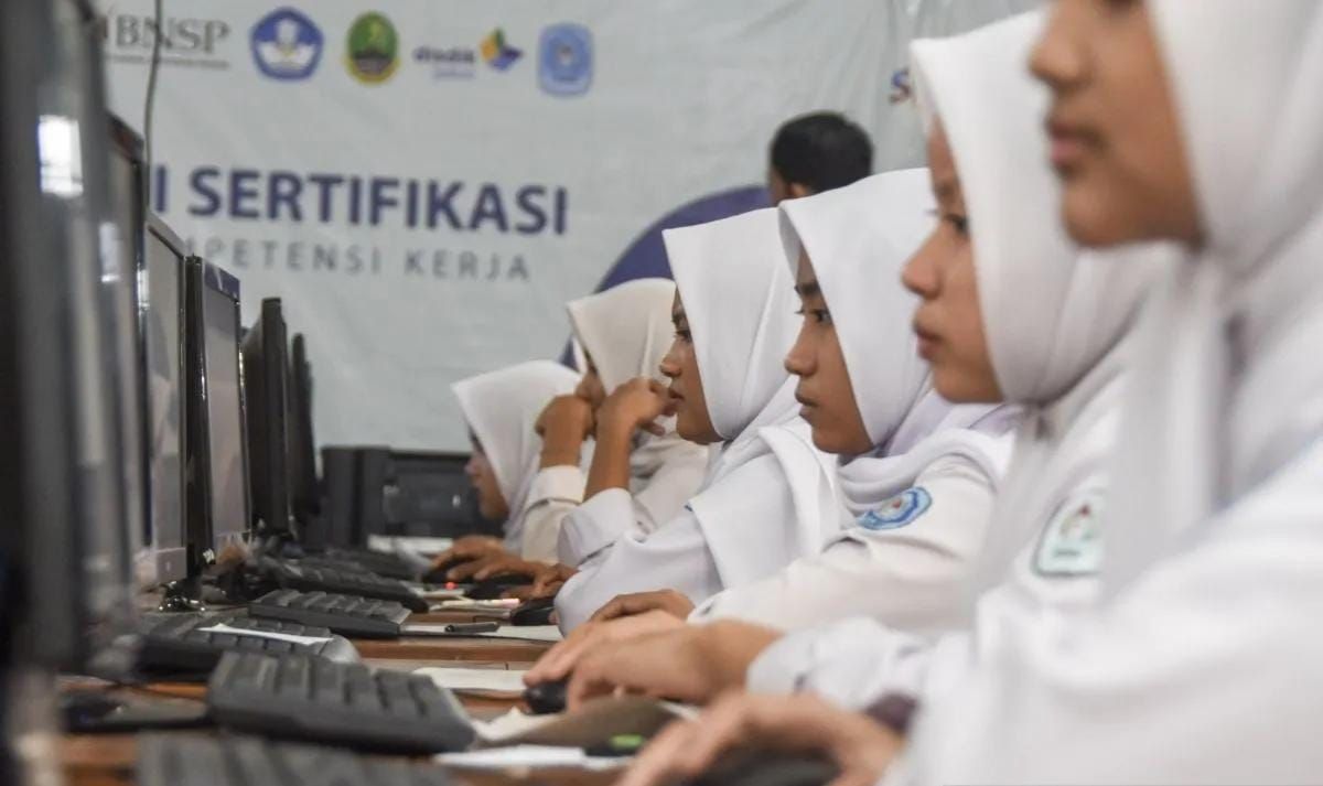 Siswa mengikuti Tes Kemampuan Akademik (TKA) di SMK Negeri 1 Ciamis, Jawa Barat, Senin 3 November 2025.  <b>(Antara)</b>