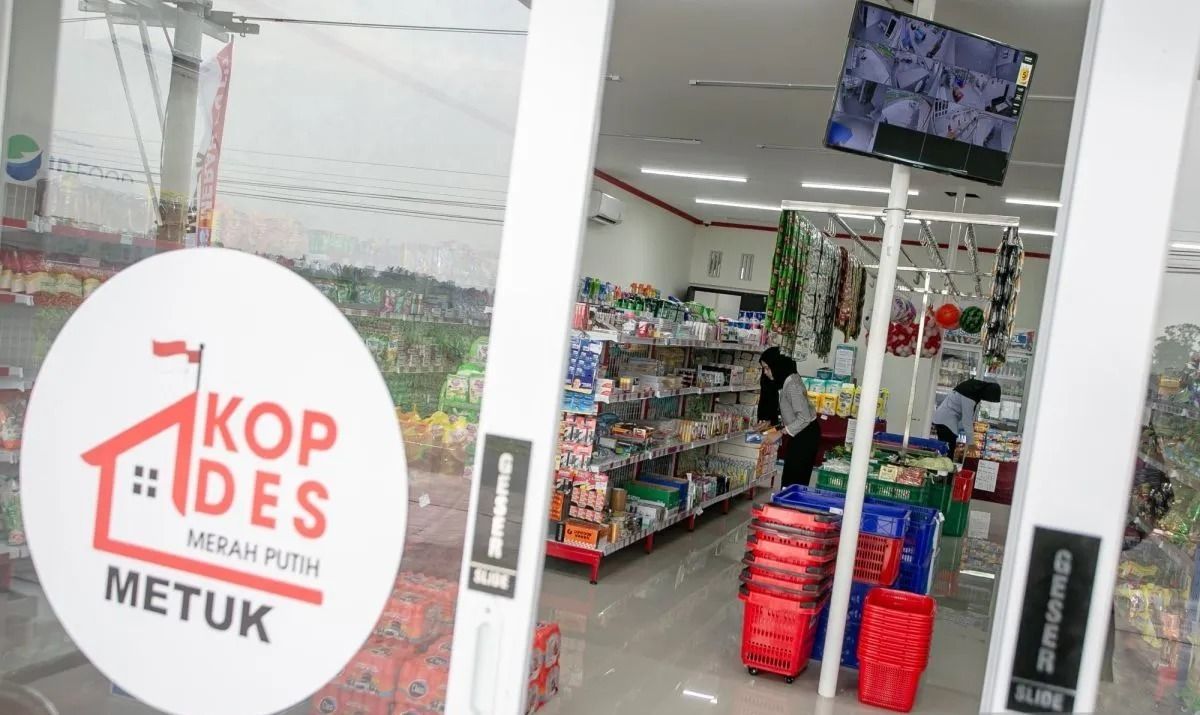 Warga berbelanja kebutuhan pokok di Koperasi Desa (Kopdes) Merah Putih Metuk, Mojosongo, Boyolali, Jawa Tengah, Selasa, 28 Oktober 2025. (ANTARA FOTO/MOHAMMAD AYUDHA) <b>(Antara)</b>