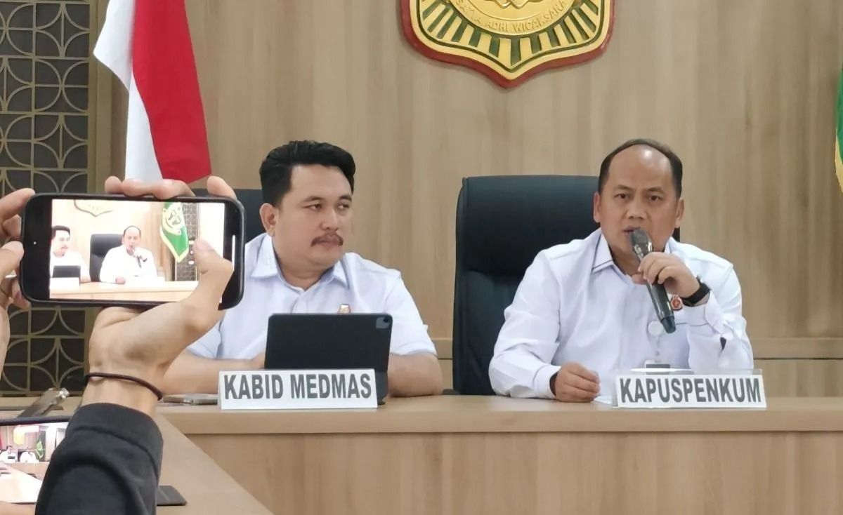 Kepala Pusat Penerangan Hukum Kejagung Anang Supriatna (kanan) memberikan keterangan pers di Gedung Puspenkum Kejagung, Jakarta, Rabu, 31 Desember 2025 ANTARA/Nadia Putri Rahmani <b>(Antara)</b>