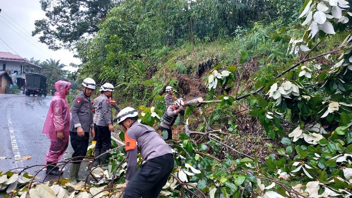 Brimob membersihkan material longsor di Palembayan. 