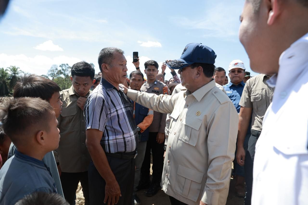 Prabowo Cek Langsung Posko Kesehatan Warga di Batang Toru, Pastikan Layanan