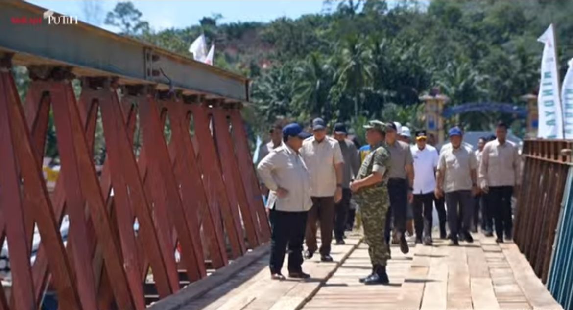 Prabowo Subianto melakukan peninjauan ke Jembatan Bailey Sungai Garoga di Kabupaten Tapanuli Selatan, Sumatera Utara <b>(Istimewa)</b>