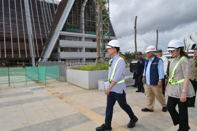 Wakil Presiden Gibran Rakabuming Raka meninjau Basilika dan Plaza Kerukunan yang berada di kawasan peribadatan IKN, Kalimantan Timur, Selasa (30/12/2025).  <b>(ANTARA/HO-BPMI Sekretariat Wakil Presiden)</b>