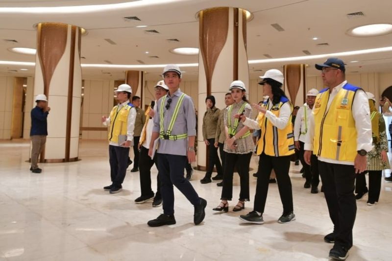 Wakil Presiden Gibran Rakabuming Raka (tengah) meninjau pembangunan Masjid Negara Ibu Kota Nusantara, Kalimantan Timur, Selasa (30/12/2025).  <b>((ANTARA/HO-BPMI Sekretariat Wakil Presiden))</b>