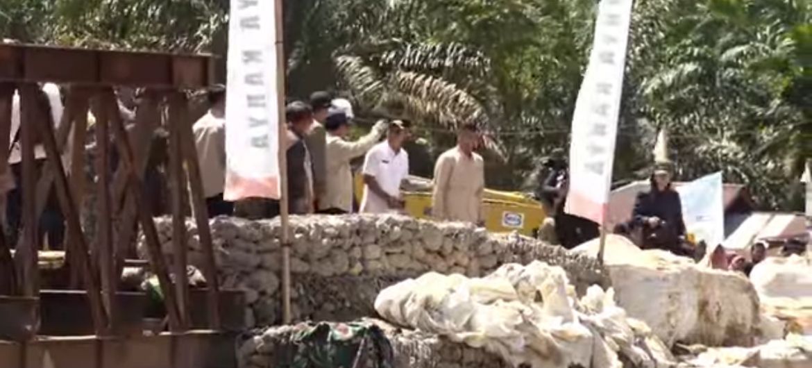 Prabowo Subianto melakukan peninjauan ke Jembatan Bailey Sungai Garoga di Kabupaten Tapanuli Selatan, Sumatera Utara <b>(Istimewa)</b>